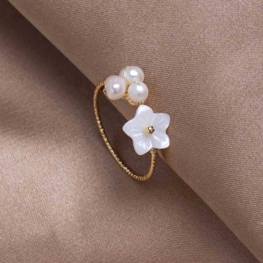 Anillo ajustable de flor y perlas - Hipnotelia