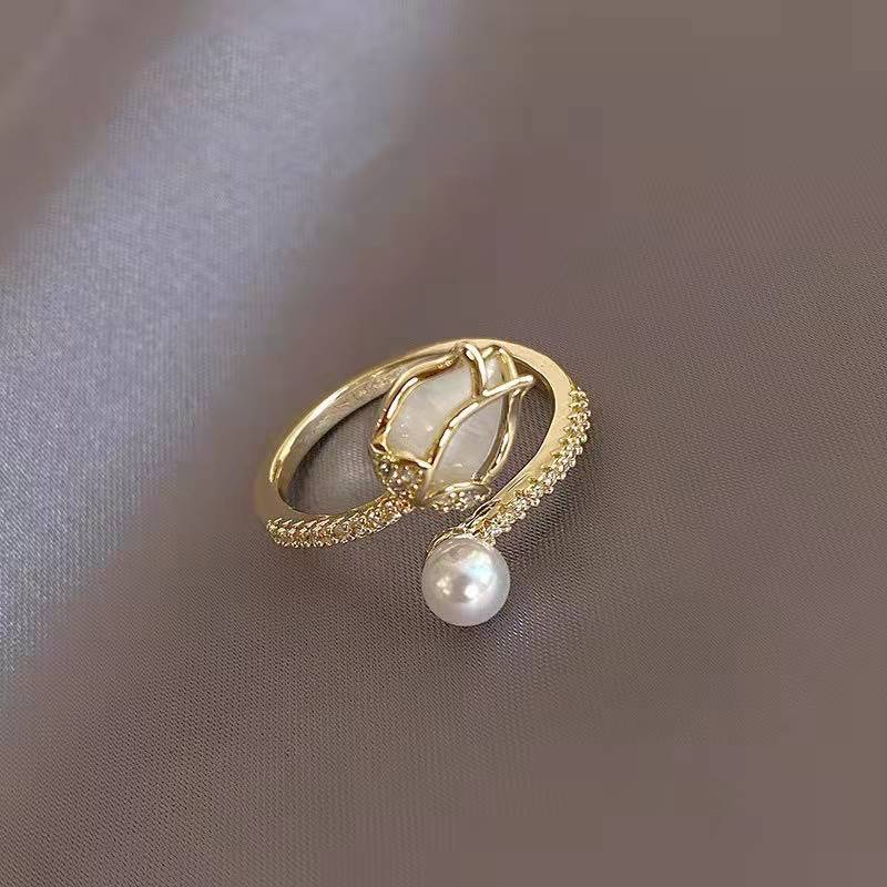 Anillo ajustable dorado de tulipán con perla blanca - Hipnotelia