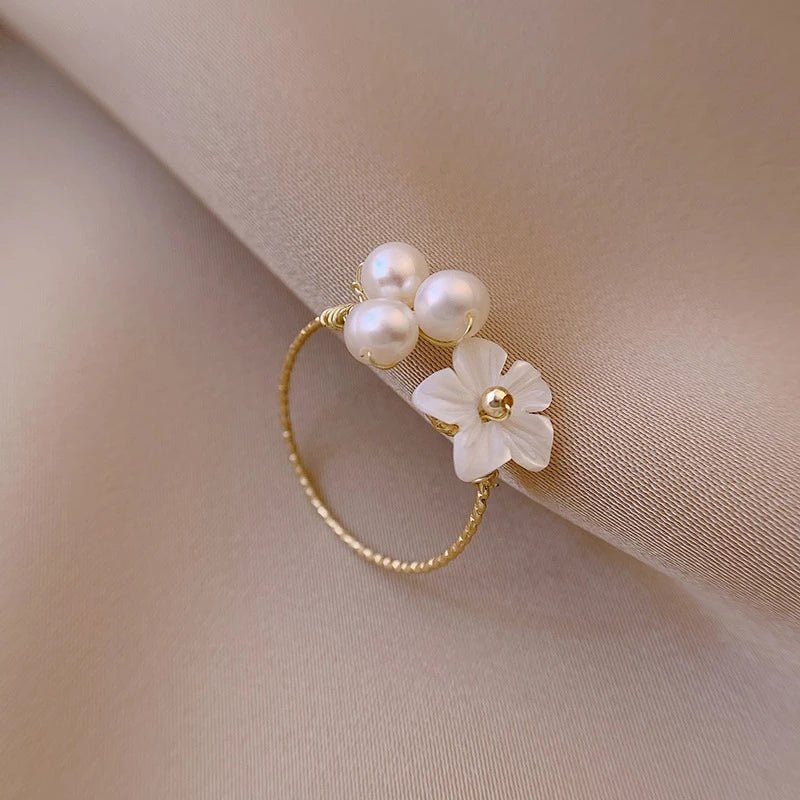 Anillo con flor y perlas - Hipnotelia