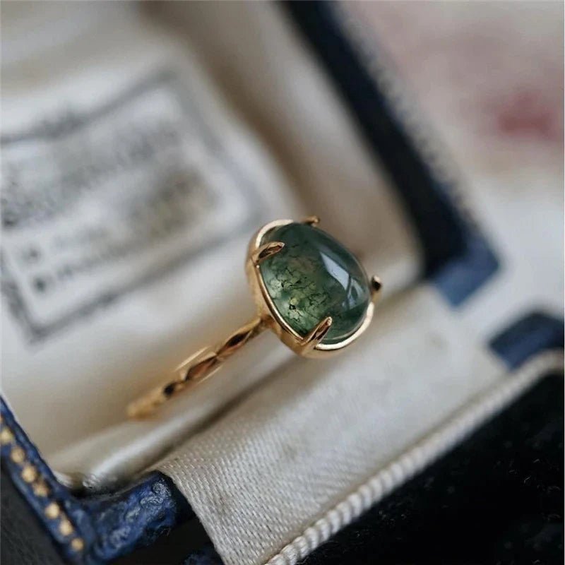Anillo de lujo dorado con cristal verde en forma de gota - Hipnotelia