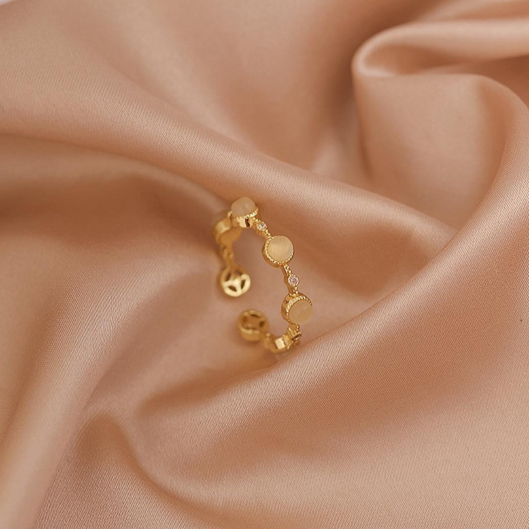 Anillo dorado ajustable con piedras circulares - Hipnotelia