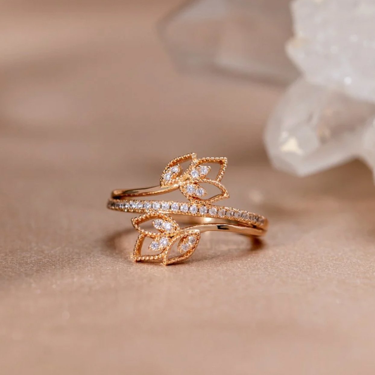 Anillo dorado ajustable de tulipán con circonita cúbica - Hipnotelia