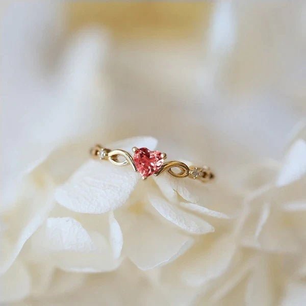 Anillo dorado con corazón de circonita roja - Hipnotelia
