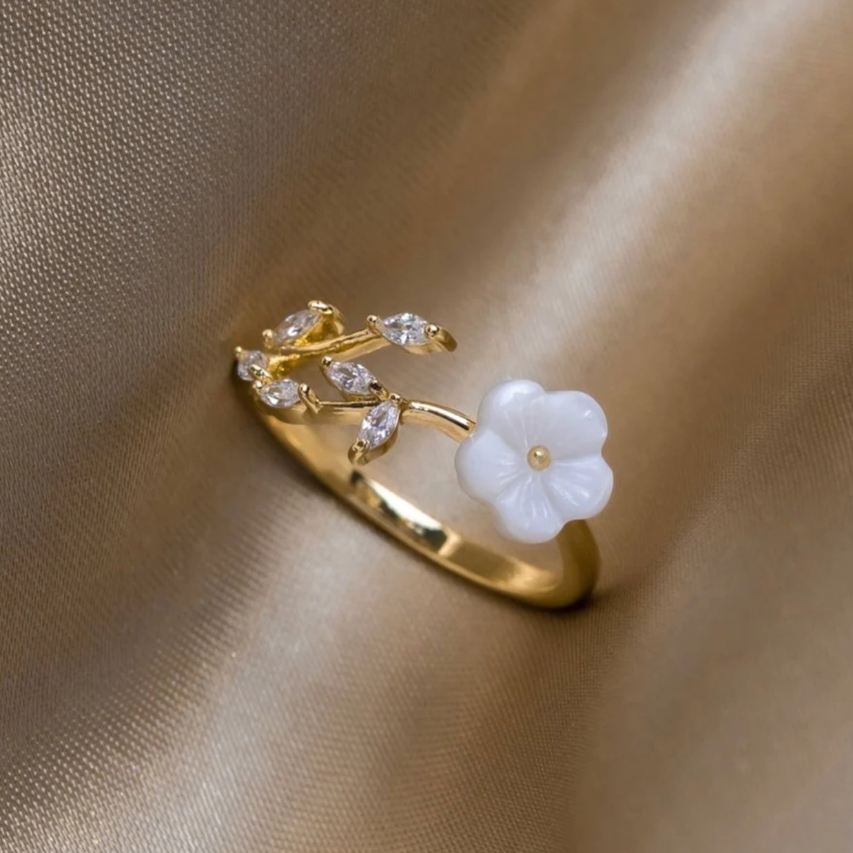 Anillo dorado con flor blanca - Hipnotelia