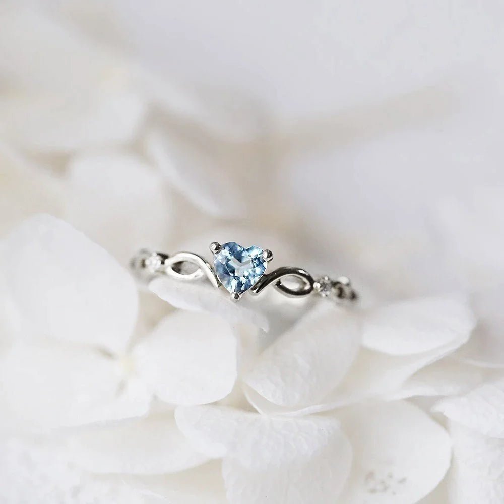 Anillo plateado de corazón con circonita azul - Hipnotelia