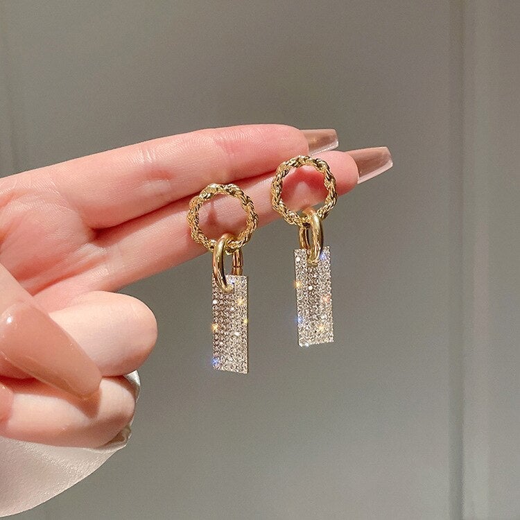 Pendientes dorados elegantes de circonitas con brillantes - Hipnotelia