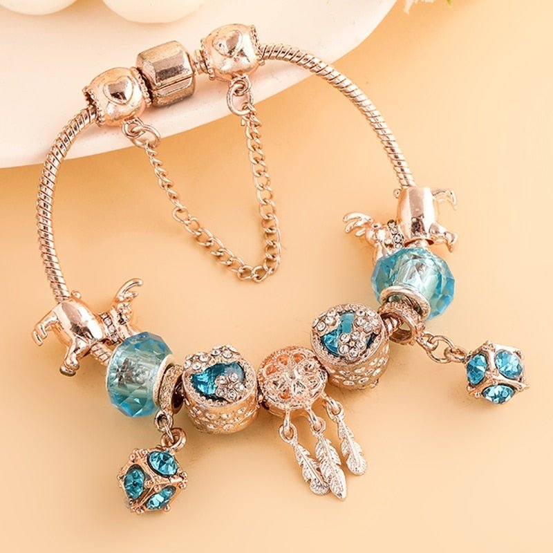 Pulsera rosada con dijes colgantes - Hipnotelia