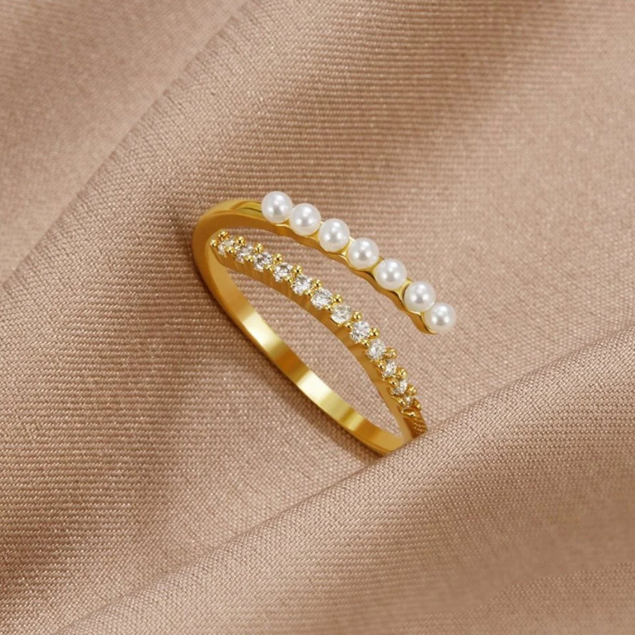 Anillo ajustable dorado con perlas y circonitas - Hipnotelia