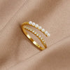Anillo ajustable dorado con perlas y circonitas - Hipnotelia