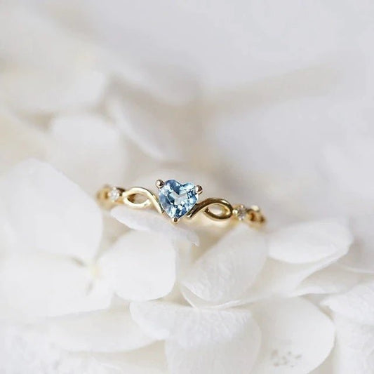 Anillo dorado de corazón con circonita azul - Hipnotelia
