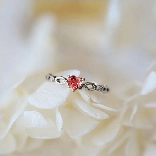 Anillo plateado con corazón de circonita roja - Hipnotelia