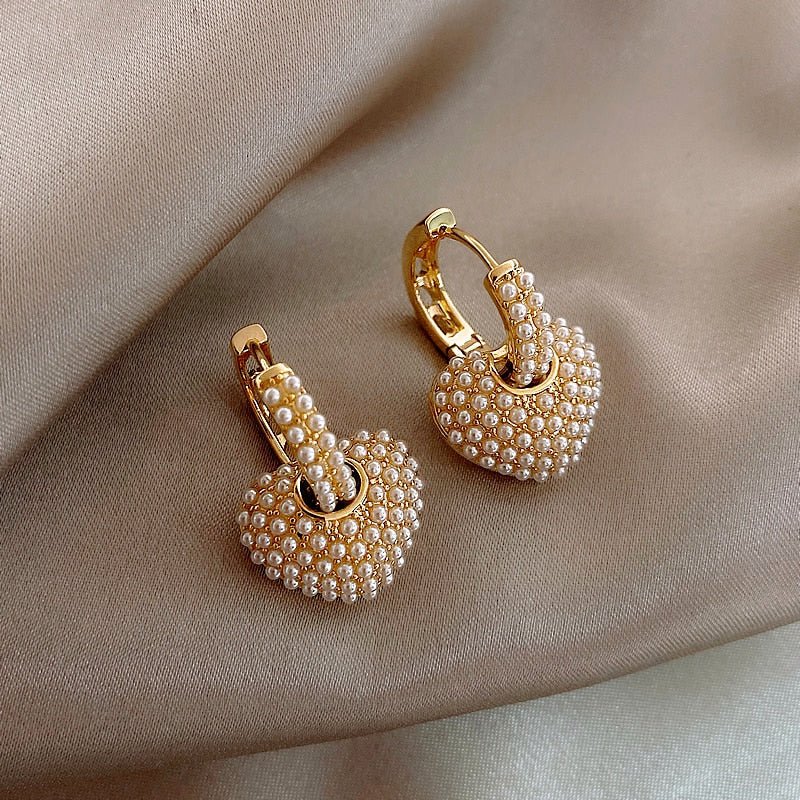 Aretes de corazón con perlas - Hipnotelia