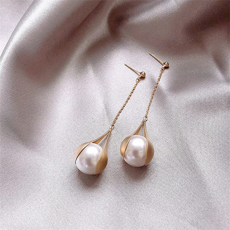 Pendientes largos dorados con perlas - Hipnotelia