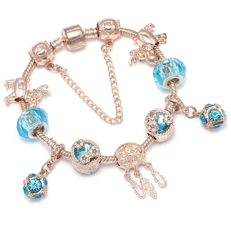 Pulsera rosada con dijes colgantes - Hipnotelia